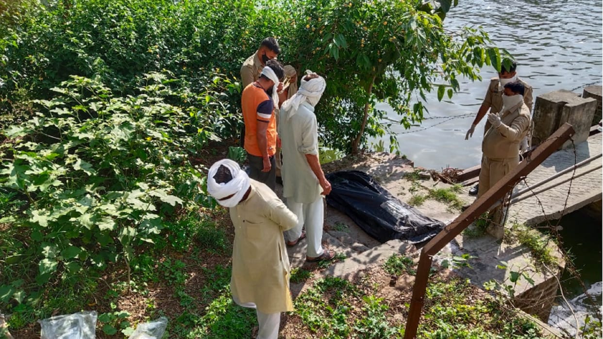 The dead body of constable Arvind Kumar has found from Gangnahar and he was posted in Moradabad police line