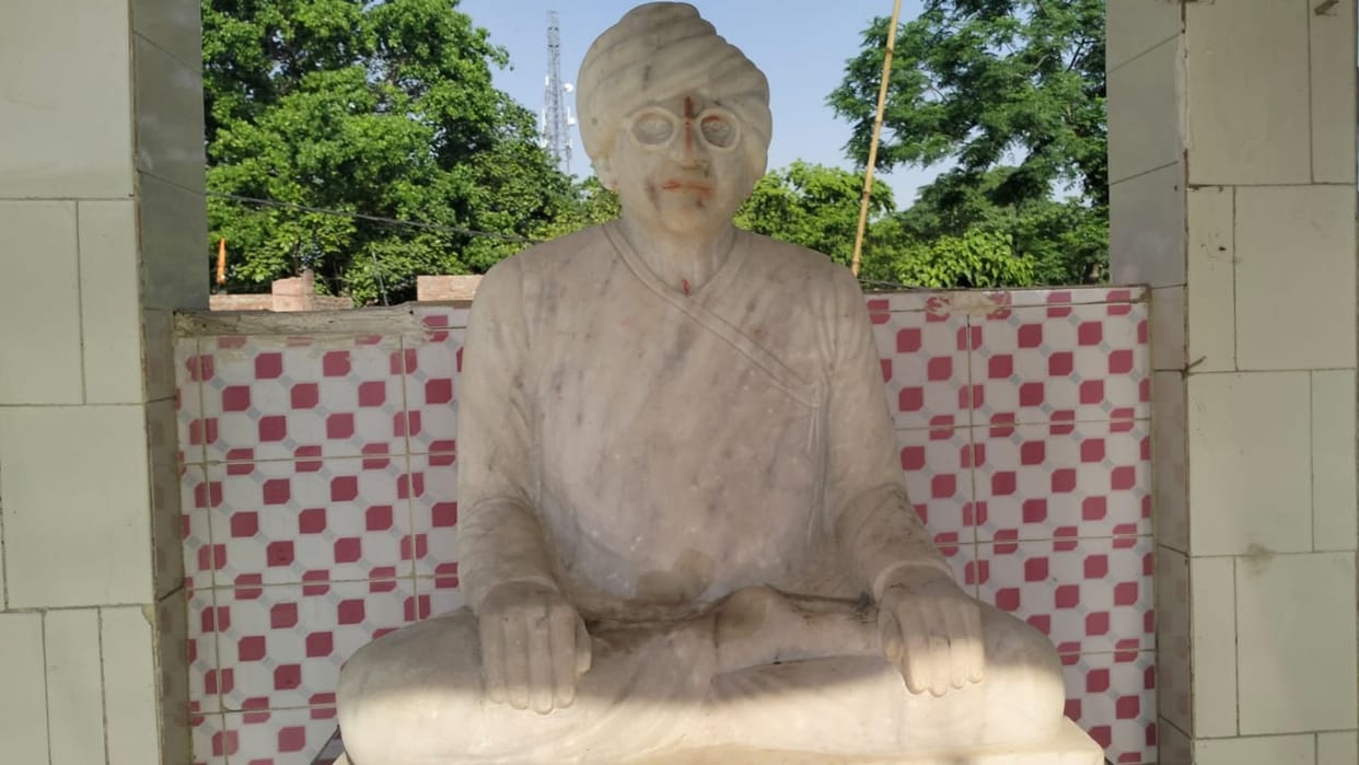 Bhojpuri poet Bhikhari Thakur's statue tampered in Saran, relatives demand early arrest of culprits