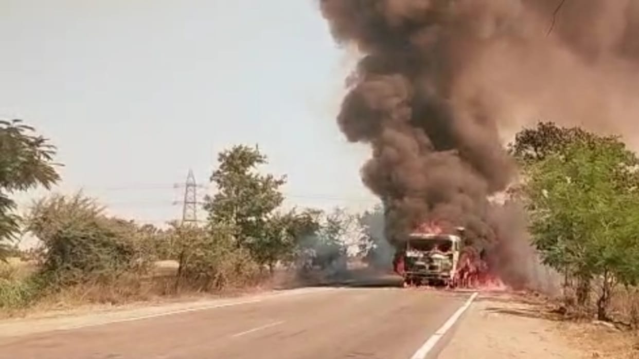 Bike and truck collided on Aurangabad-Patna main road, both burnt to ashes, motorcycle rider injured