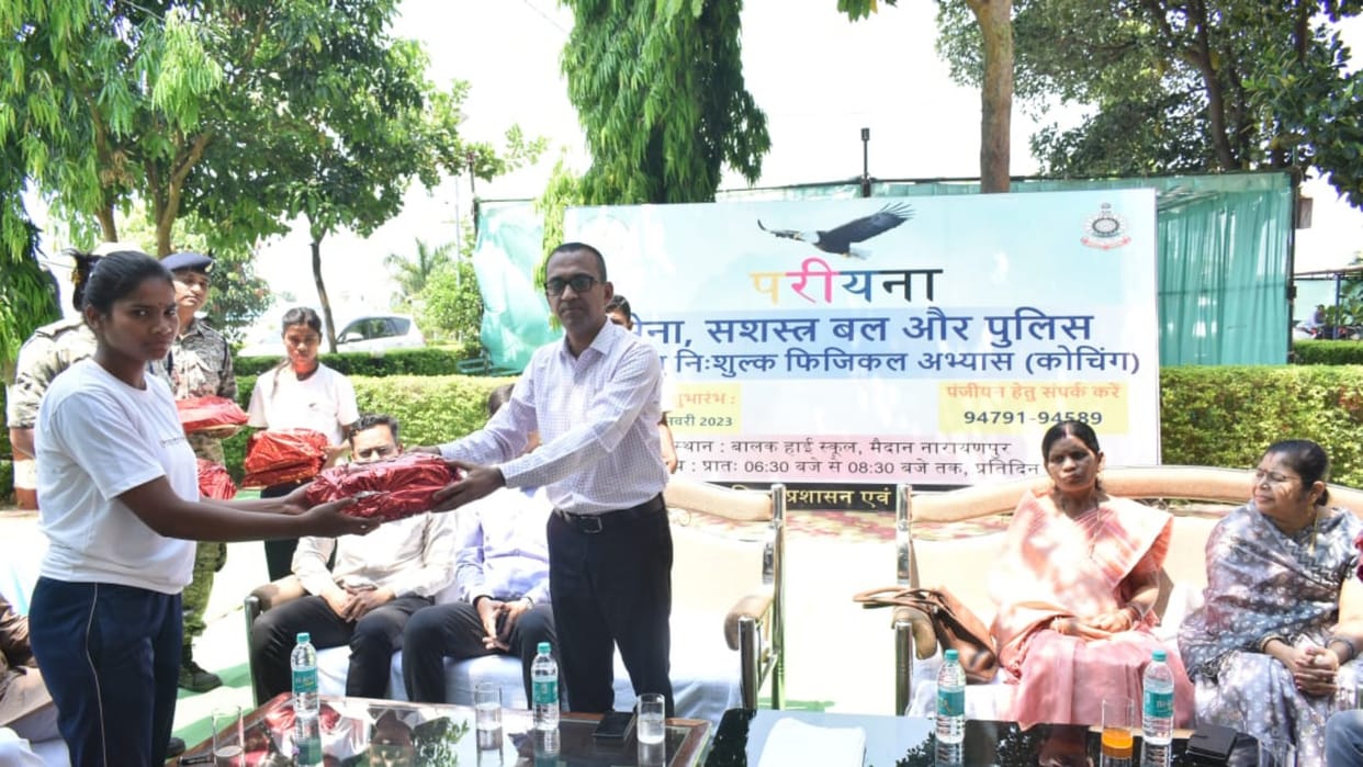 narayanpur administration given free training to youth for recruitment in police-army