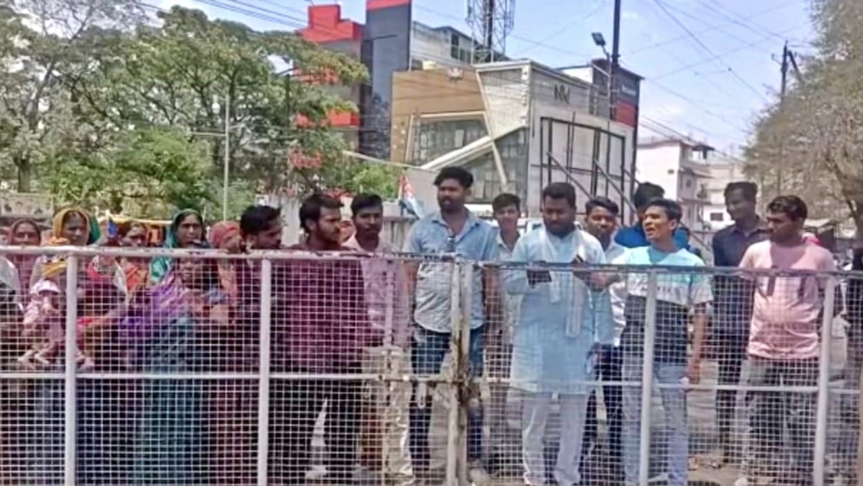 Chhindwara Women Protested for water at Chhindwara District Collectorate