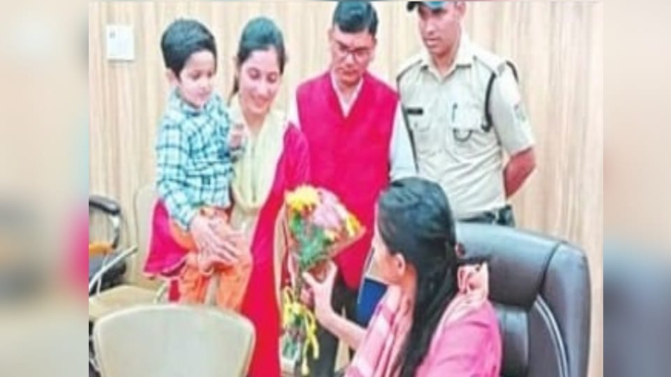 Dehradun: mother met her two year old child in DM janSunwai