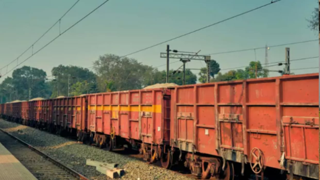 Man lay down on track to give his life, many bogies passed but did not die