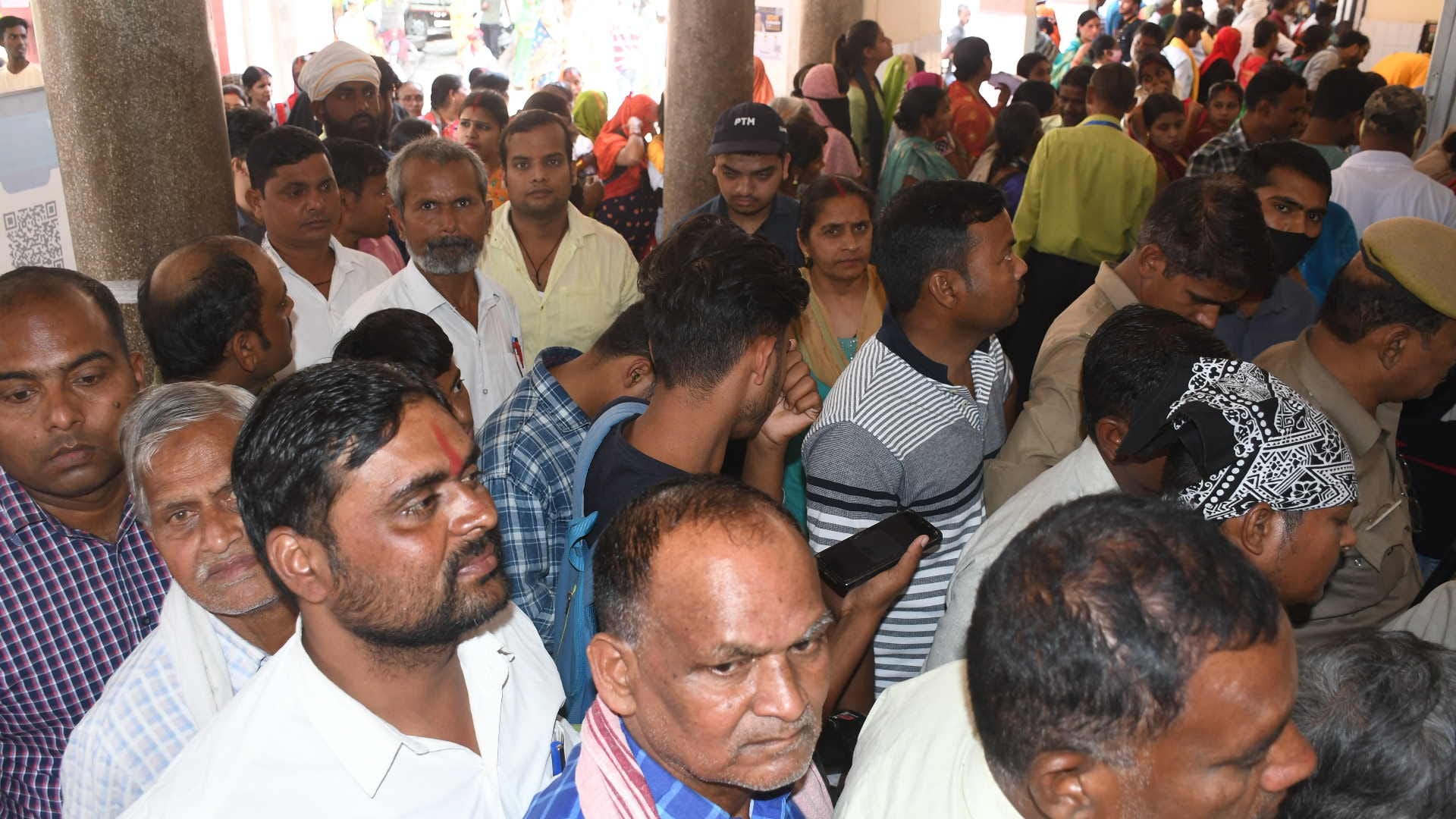Even after increasing cases of corona in Gorakhpur patients not wearing masks