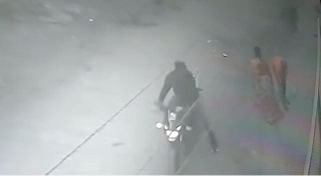 snatching the chain of a woman cleaning outside the house, people are in panic due to two incidents
