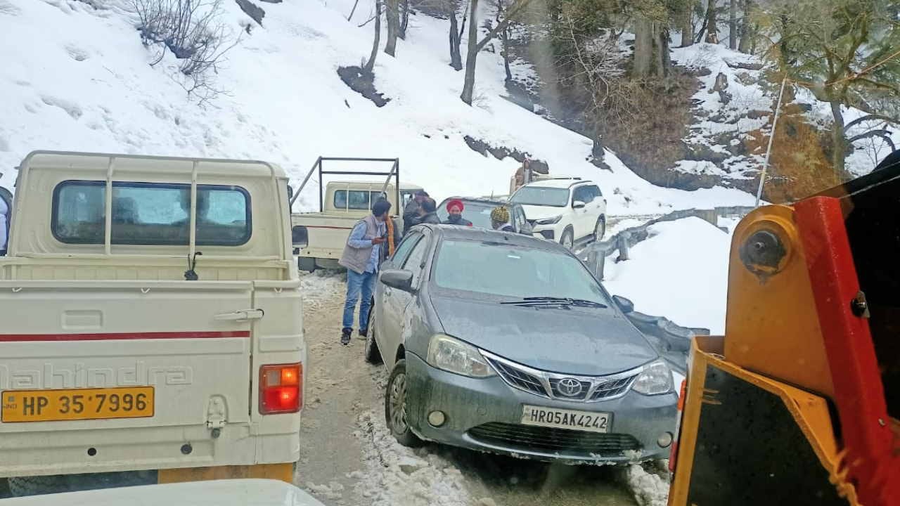 Himachal Weather update: fresh snowfall at South Portal Manali-Leh road, vehical skidding