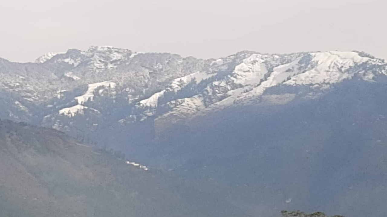 Himachal Weather update: fresh snowfall at South Portal Manali-Leh road, vehical skidding