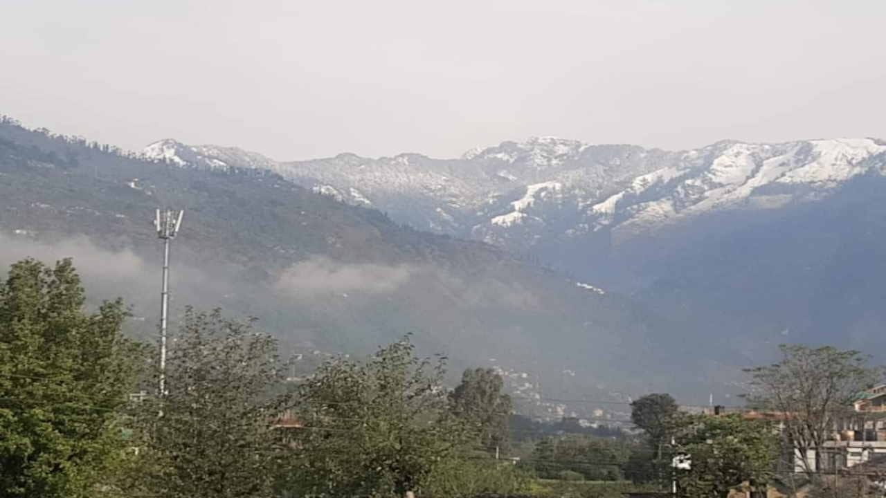 Himachal Weather update: fresh snowfall at South Portal Manali-Leh road, vehical skidding