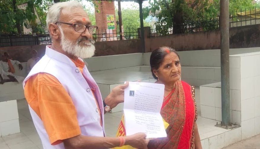 Parents wandering in search of mentally ill son in Unnao, tearfully see the unknown dead body