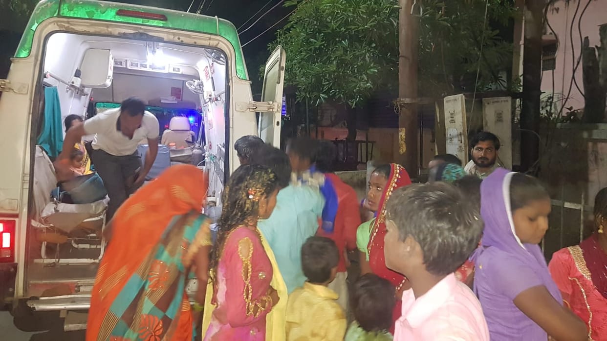 Uncontrolled tractor trolley overturned in Farrukhabad, accident happened while saving bike rider, 40 seriousl