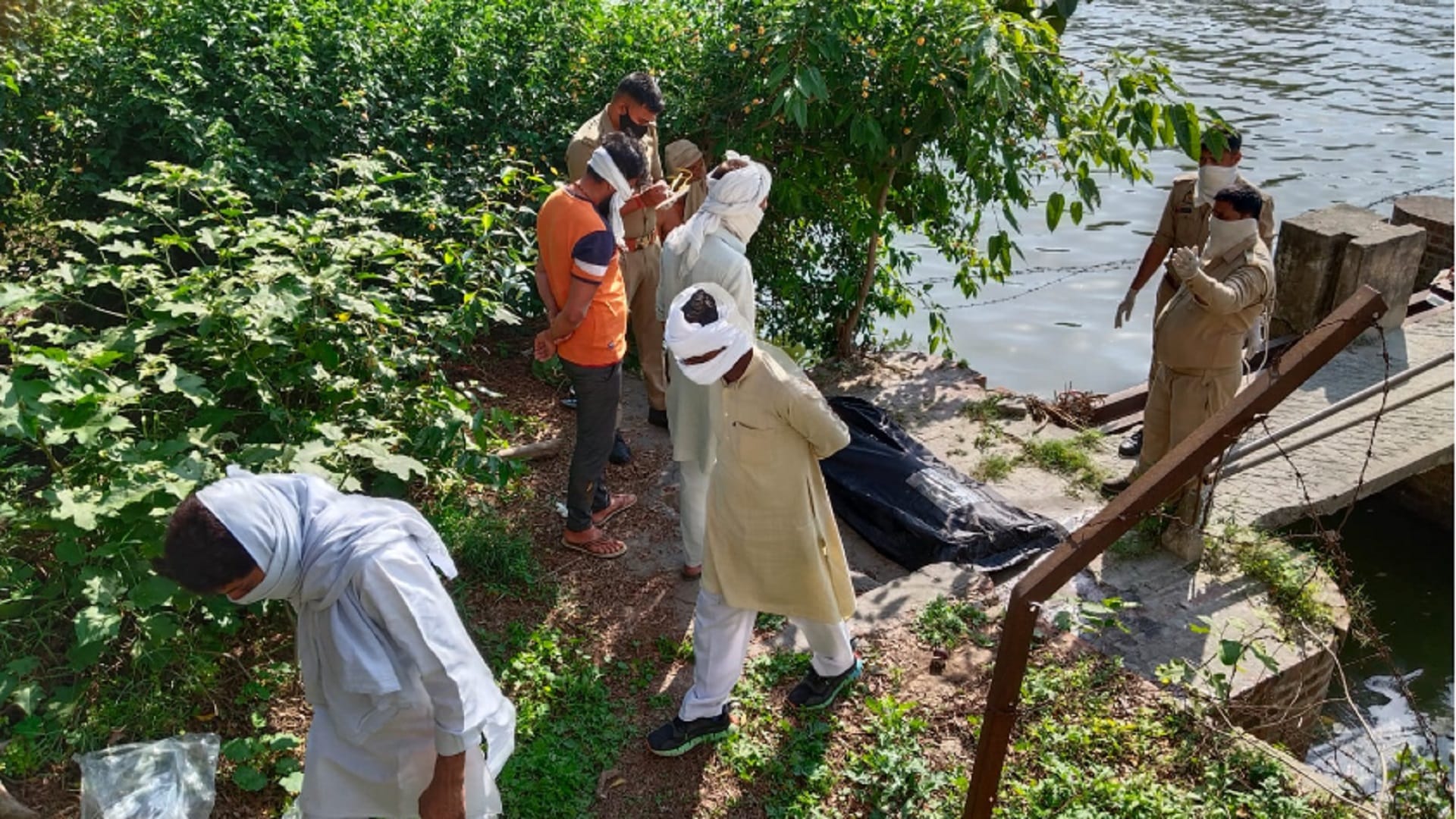 The dead body of constable Arvind Kumar has found from Gangnahar and he was posted in Moradabad police line