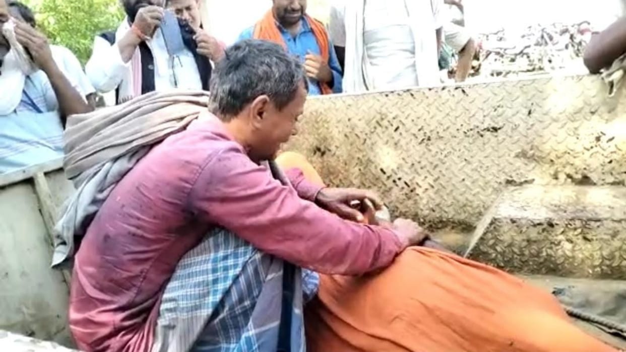 Miscreants shot the Hiva driver openly in Bhagalpur, relatives accused the contractor of killing him