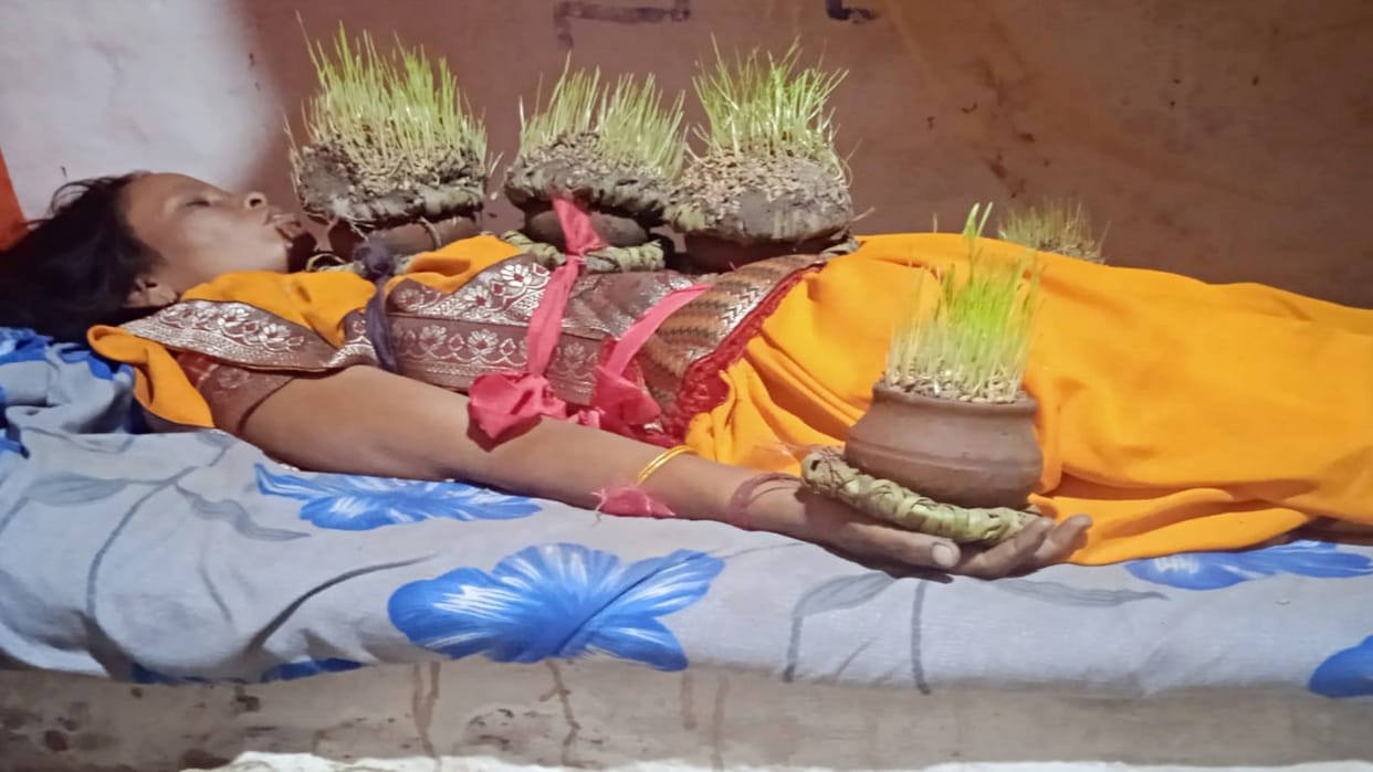 MP News woman sows sorghum on her body in faith towards Maa Durga In Damoh