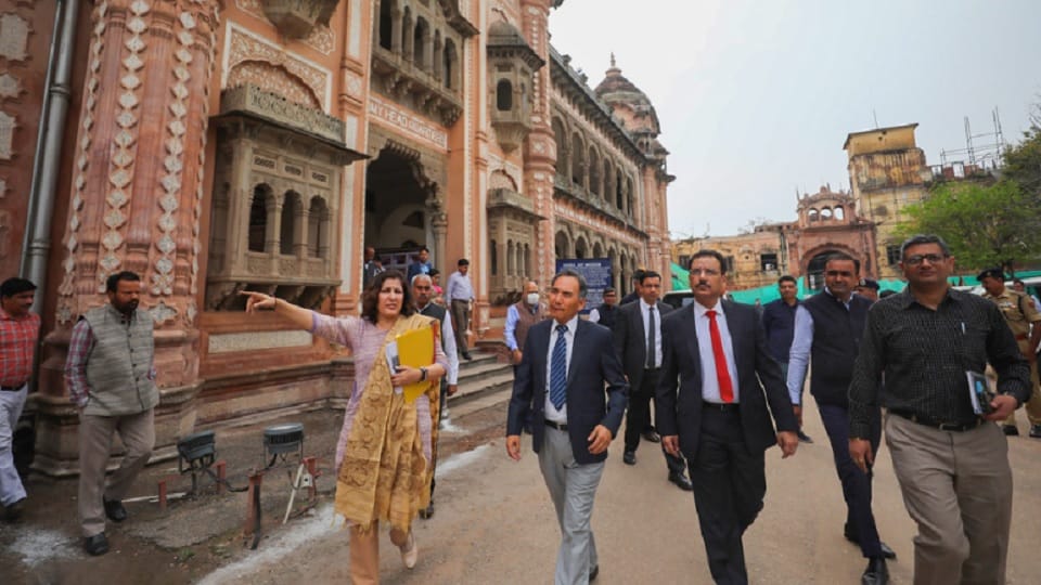 Jammu Kashmir: High Court judges team visits Mubarak Mandi