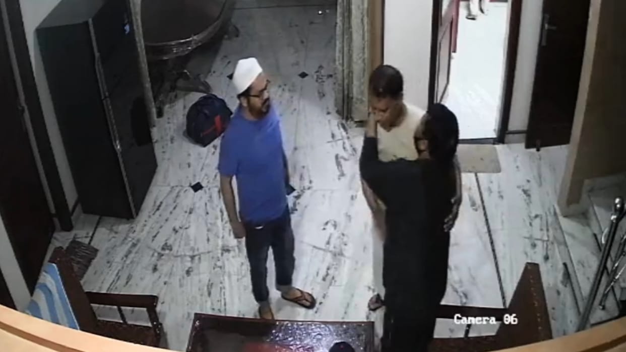 Umesh Pal Hatyakand: Doctor Akhlaq video viral with the shooters and now preparations are on to sack him