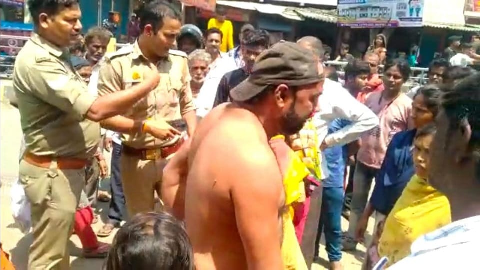 Woman beat Pradhan with slippers in a dispute over money transaction in Santakbirnagar
