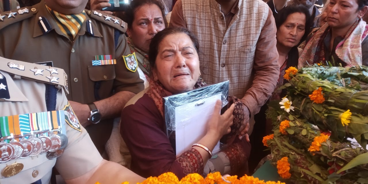 Uttarakhand Martyr Soldier Assistant Commandant tikam Singh Funeral Family Crying photos
