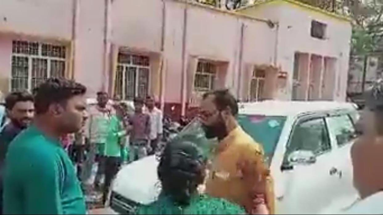 A patient died on ambulance as it did not get way to hospital in Sitapur.