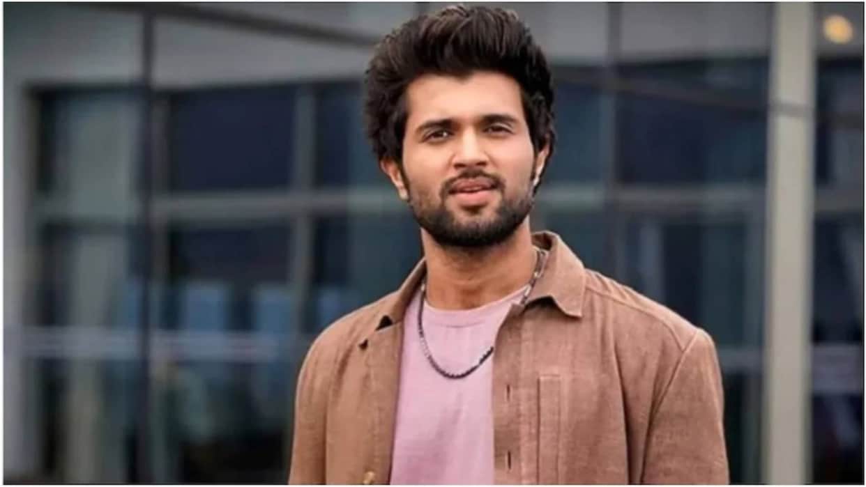 Kushi actor Vijay Devarakonda Security team pushes Fan Video went Viral on Social Media