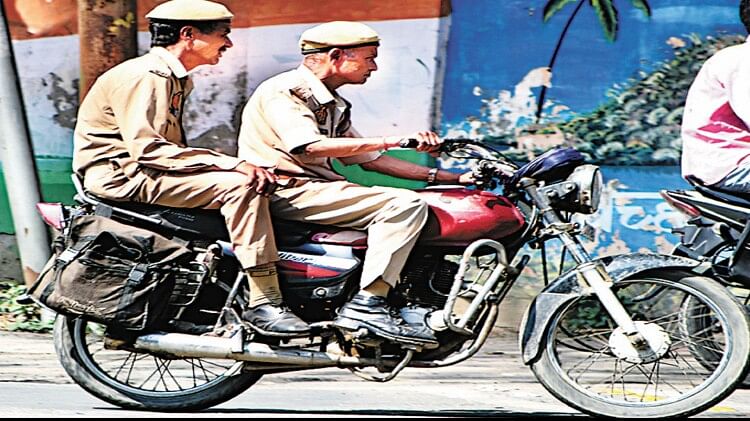 Hathras News: बिना हेलमेट वाहन चलाने वालों पर हो कार्रवाई, जिला सड़क सुरक्षा समिति की बैठक में हुआ तय