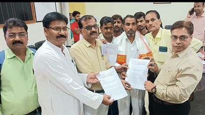 Members of OBC Morcha in Mainpuri handed over memorandum addressed to President to DM office