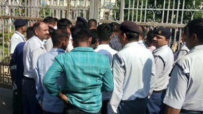 BHU Hospital Uproar over the death of a newborn, the main gate of the hospital closed