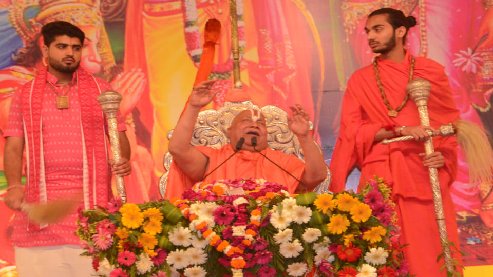 Rambhadracharya ji narrated story of birth of Lord Rama on third day of Ram Katha in Agra