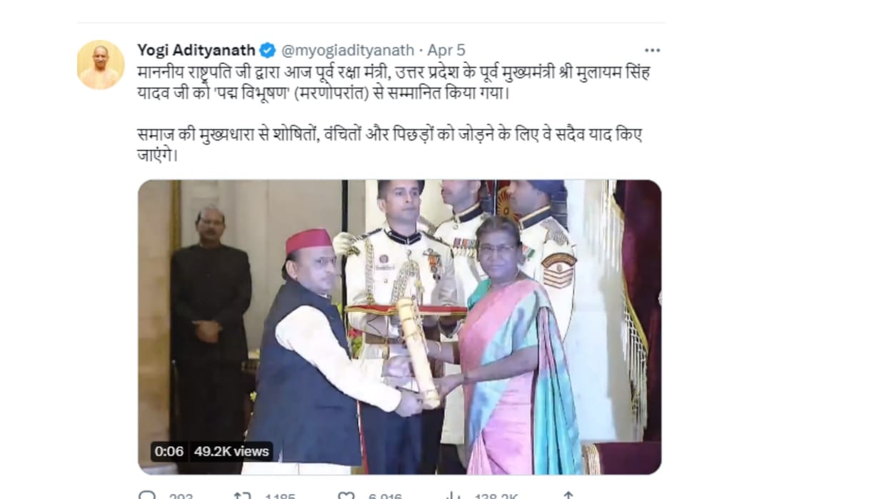 Akhilesh Yadav receives Padm Vibhushan award on behalf of late Mulayam Singh Yadav.