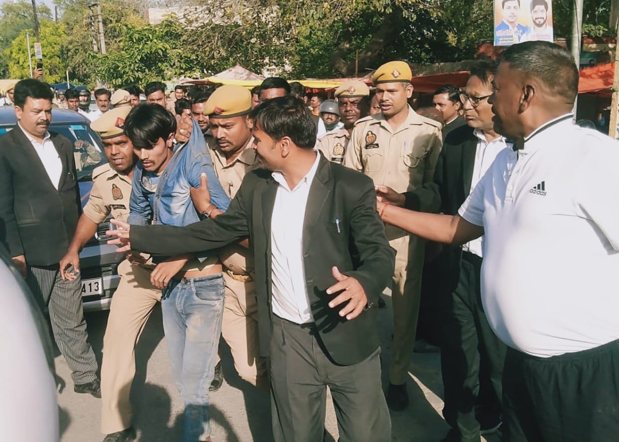 criminal escaped by dodging policemen from azamgarh court premises