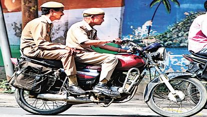 Hathras News: बिना हेलमेट वाहन चलाने वालों पर हो कार्रवाई, जिला सड़क सुरक्षा समिति की बैठक में हुआ तय Take action against those driving without helmet