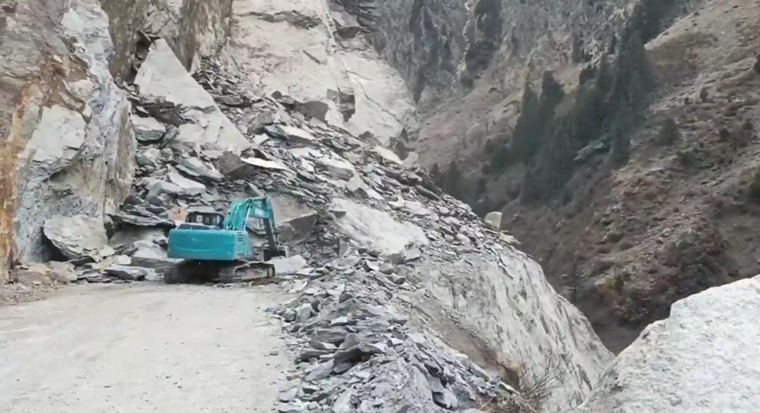 Badrinath Highway closed near Hanuman Chatti after rock Cracked and falling boulder