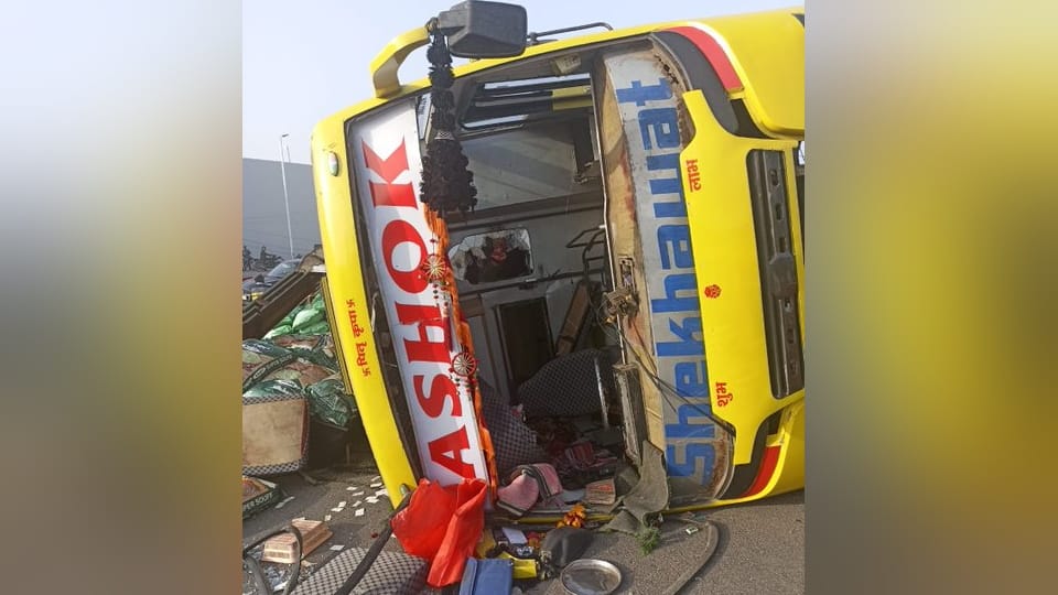 Delhi bus carrying 50 passengers coming from ajmer overturn in rajokri few injured
