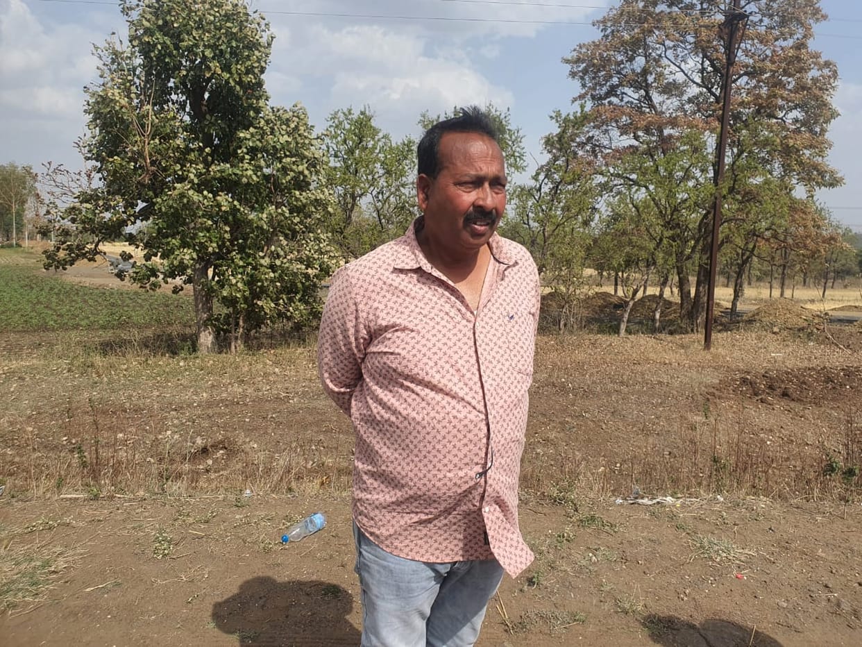 The contractor was called on the pretext of showing the land of the resort, looted the gold chain
