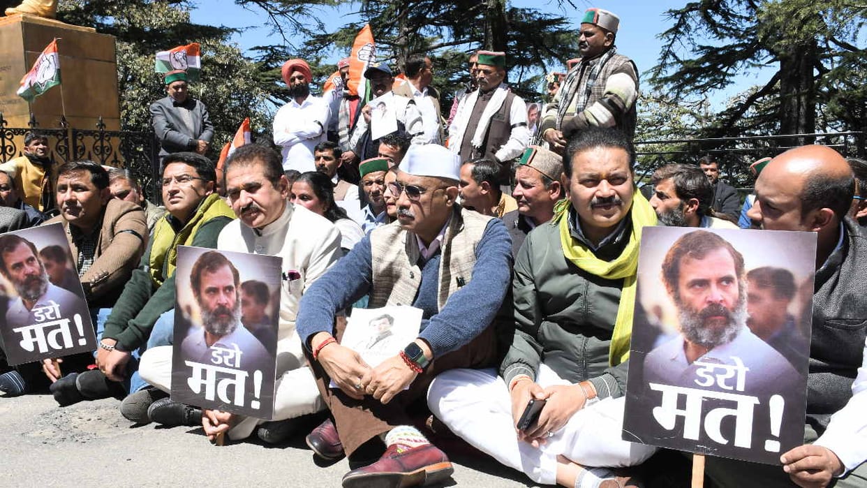 Congress protests in front of Ambedkar's statue to protest against cancellation of Rahul's membership
