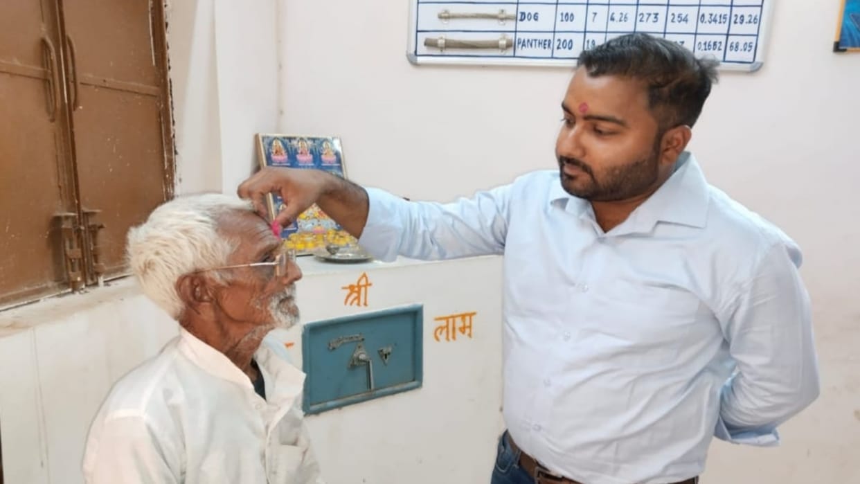 Damoh 90 year old man came to pay the electricity bill by cycling 13 kilometers in Damoh