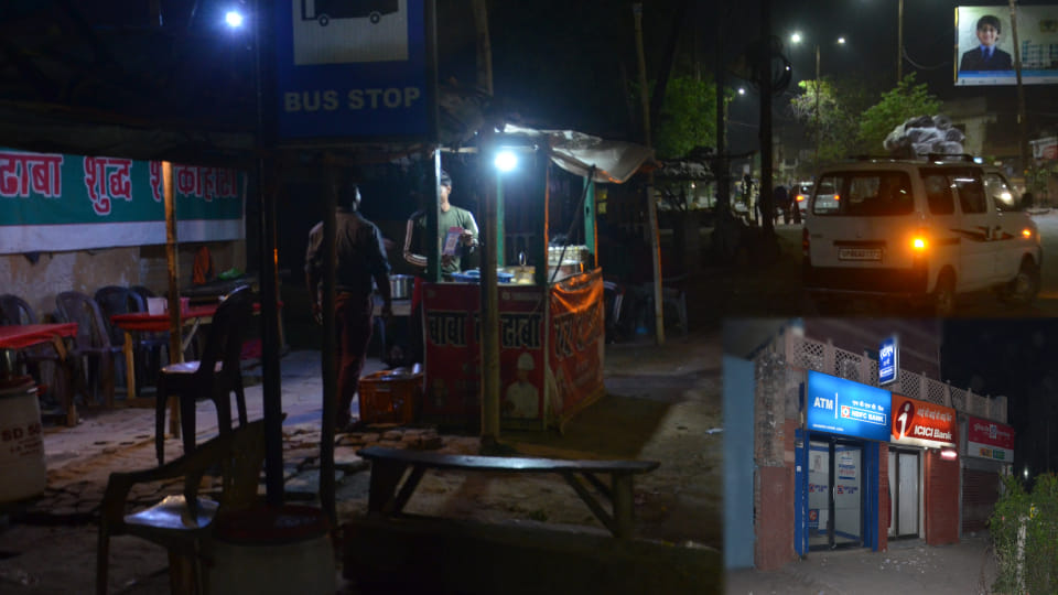gathering of chaotic elements on streets at night in agra police not present at major intersections