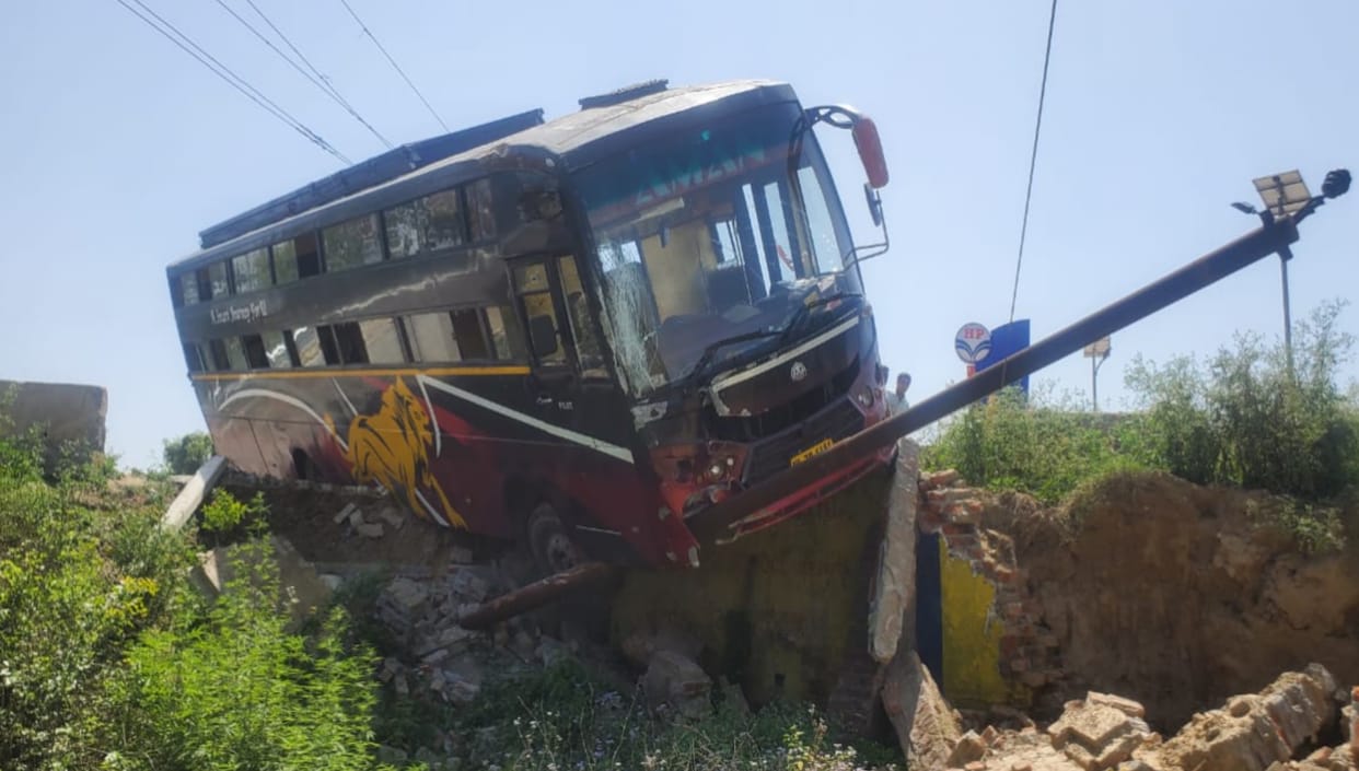Accident averted in Shamli, uncontrolled bus collided with pole, passengers narrowly escaped