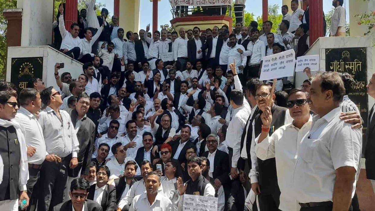 Kanpur: Advocates intensify agitation, take out  procession from court to Phool Bagh