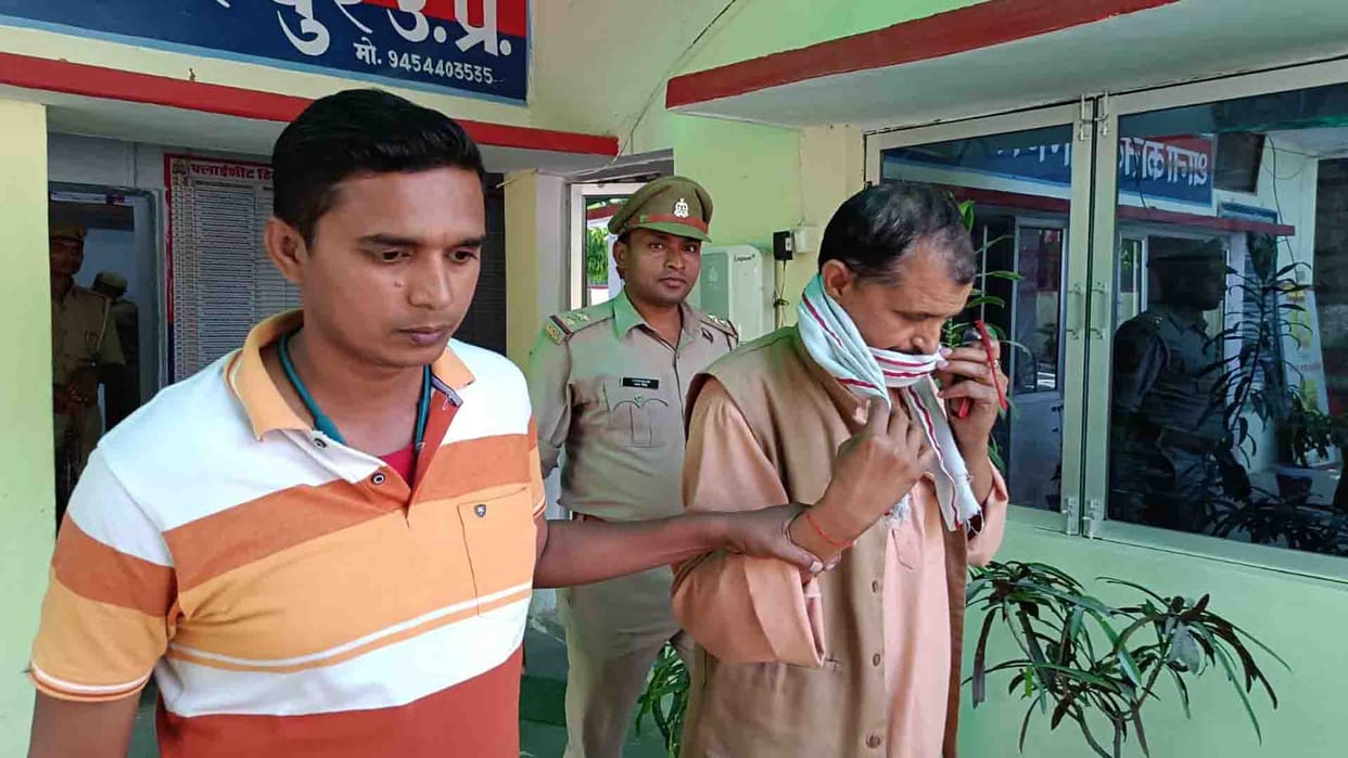 Hamirpur: Anti-corruption team caught Lekhpal taking bribe of 5 thousand