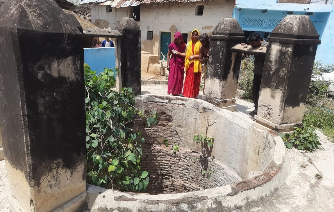 Dead body of a disabled person found in a well in Banda, brother said he was murdered and thrown