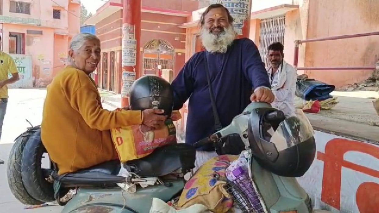 Krishna kumar reached Chitrakoot by traveling 66 thousand 720 KM on scooter, giving Bharat Darshan to mother