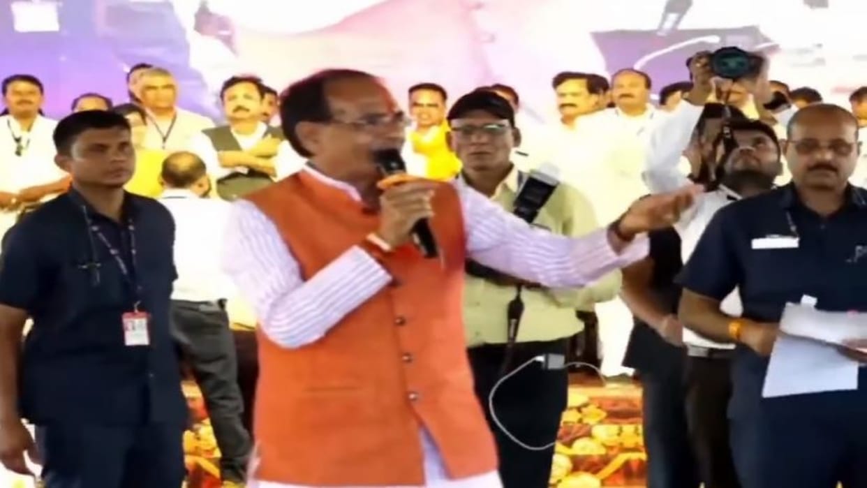 Madhya pradesh cm shivraj singh chouhan sang a song in khandwa ladli behna yojana