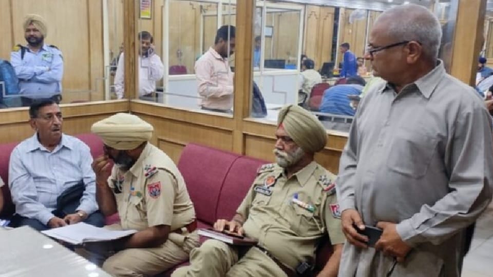 Four lakh rupees looted from elderly businessman who came to deposit money in bank In Jalandhar