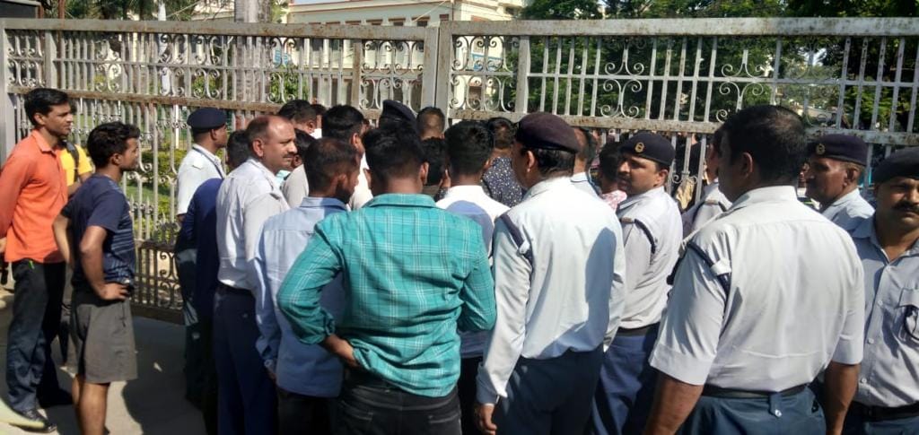 BHU Hospital Uproar over the death of a newborn, the main gate of the hospital closed