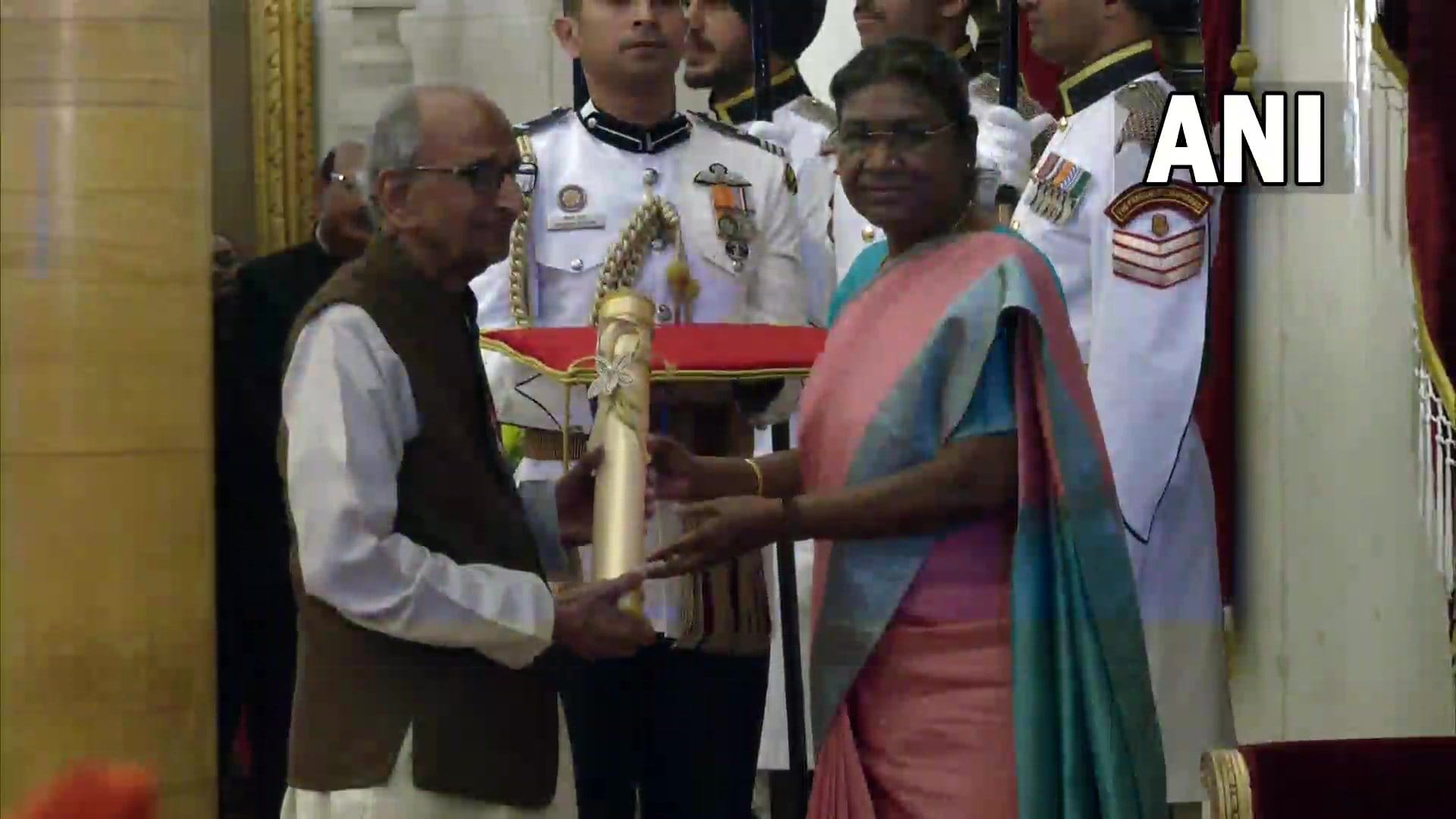 Padma Shri Padma Vibhushan Awards from President Droupadi Murmu See All Photos And Videos Latest News Update