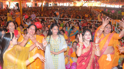 Rambhadracharya ji narrated story of birth of Lord Rama on third day of Ram Katha in Agra