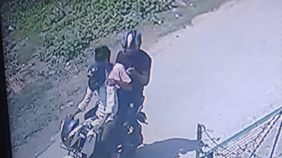 Bike rider snatches gold chain and coil from woman in Narnaul