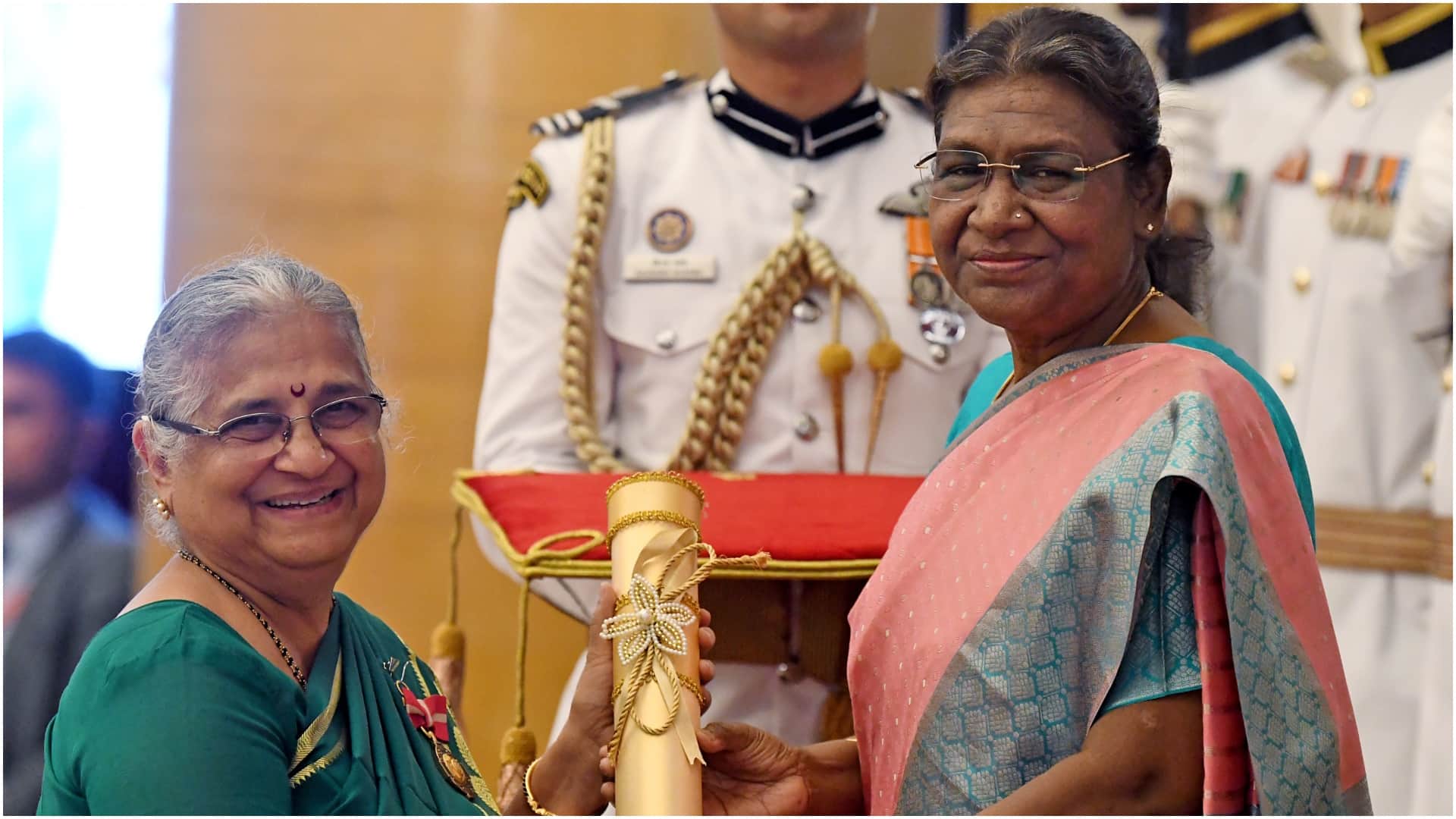 Sudha Murthy Birthday Special Know Infosys Founder Narayana Murthy Wife Inspiring Life Journey