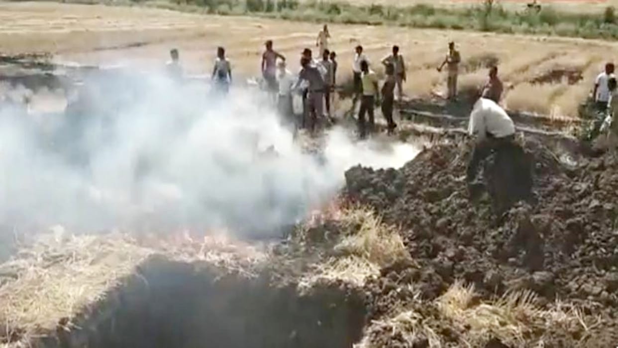 Ujjain News Fire broke out in the field near the Katha Sthal of Pandit Pradeep Mishra