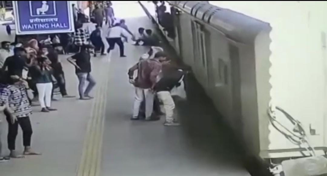 , in a hurry to board the train, the passenger fell on the platform, the other on the track